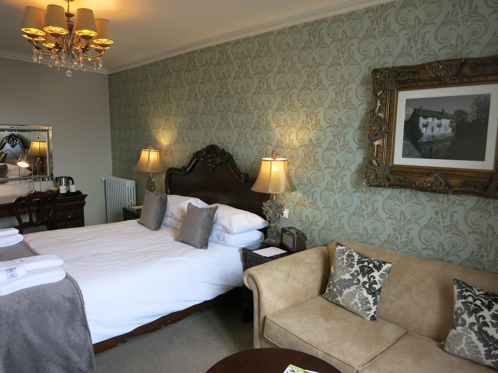 Logis Hotel De France Ла-Шартр-сюр-ле-Луар Экстерьер фото