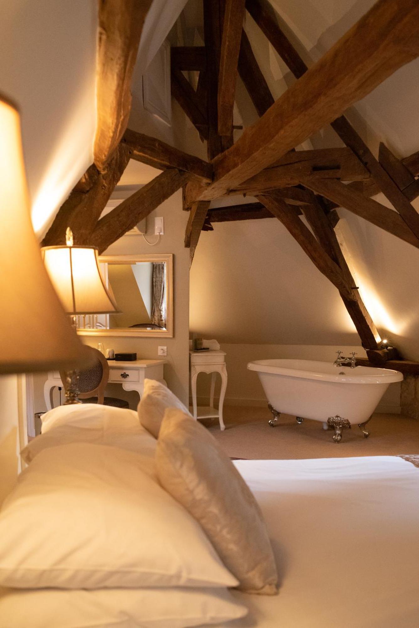 Logis Hotel De France Ла-Шартр-сюр-ле-Луар Экстерьер фото