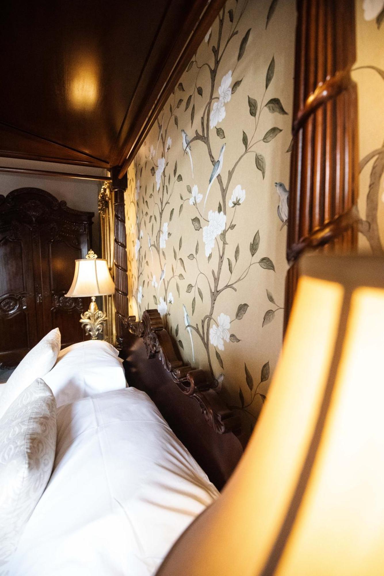 Logis Hotel De France Ла-Шартр-сюр-ле-Луар Экстерьер фото