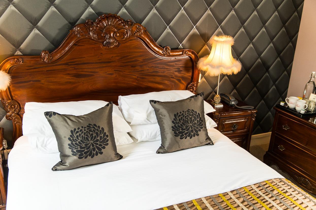 Logis Hotel De France Ла-Шартр-сюр-ле-Луар Экстерьер фото